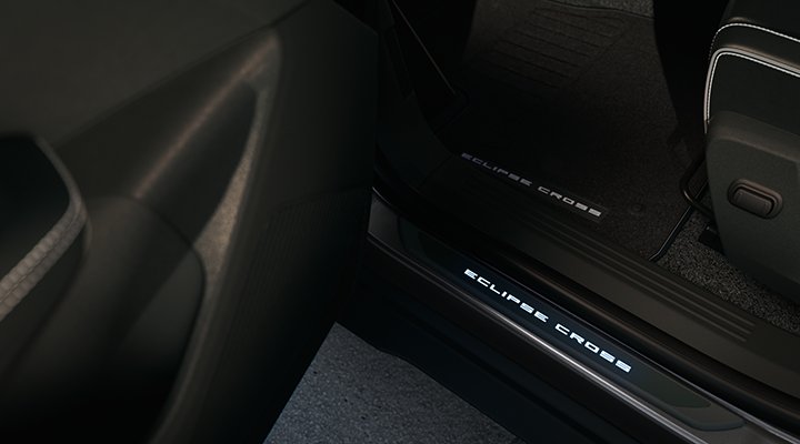 Nové Mitsubishi Eclipse Cross BEV: Podsvícené prahové lišty